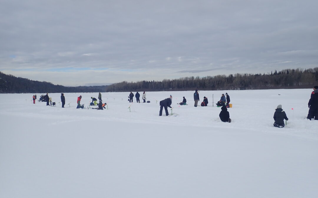 Des pêcheurs en herbe sur la glace ! – Hiver 2022
